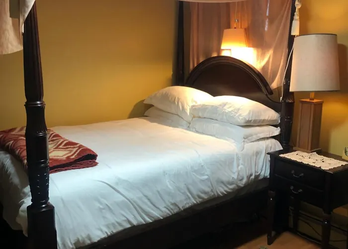 A Secluded Bedroom With A Private Full Bathroom Homestay Chicago